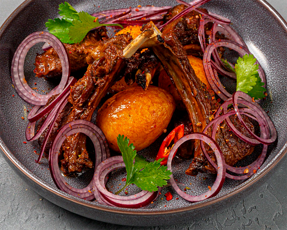 Корейка ягненка, обжаренная в казане