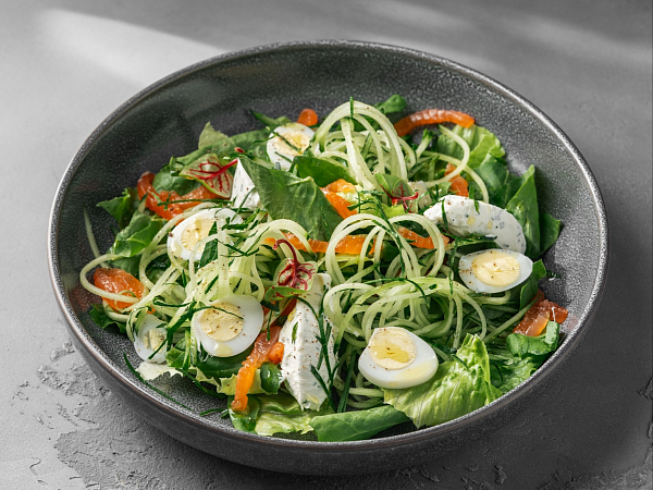 Салат из слабосоленого лосося и сливочного сыра