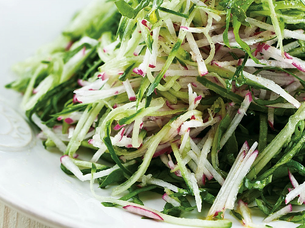 Салат из щавеля с редисом и огурцами