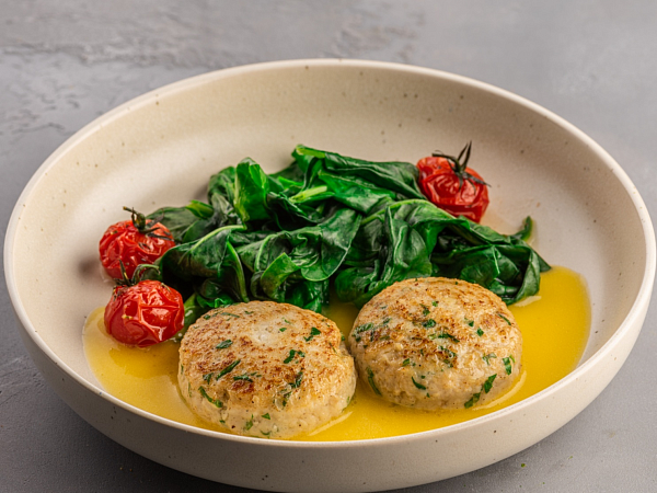 Котлетки из щуки со шпинатом и масляным соусом